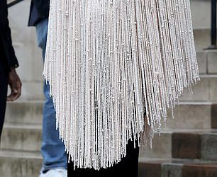 Prsata Cardi B okreće glave u vrlo dramatičnoj obrubljenoj haljini i pozira s vranom dok se pridružuje zadivljujućim dua lipa, vodeći dolazak zvijezda na Schiaparelli Show usred PFW-a