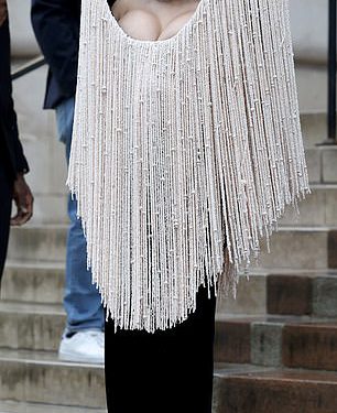 Prsata Cardi B okreće glave u vrlo dramatičnoj obrubljenoj haljini i pozira s vranom dok se pridružuje zadivljujućim dua lipa, vodeći dolazak zvijezda na Schiaparelli Show usred PFW-a