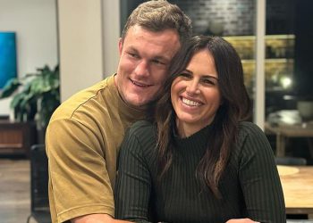 Puhnite za devet zvijezde Danika Mason kao njezin dečko na daljinu upućuje veliki poziv