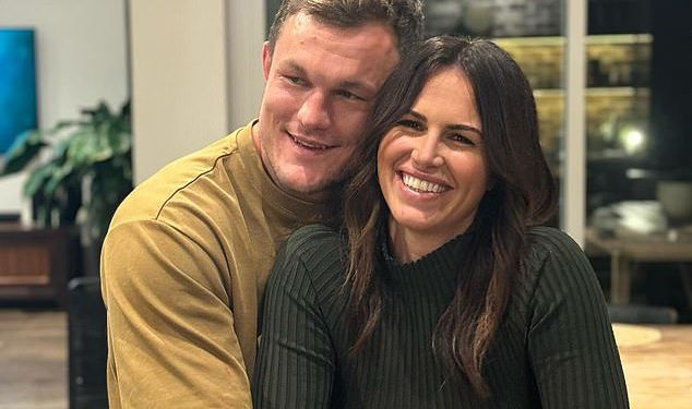 Puhnite za devet zvijezde Danika Mason kao njezin dečko na daljinu upućuje veliki poziv