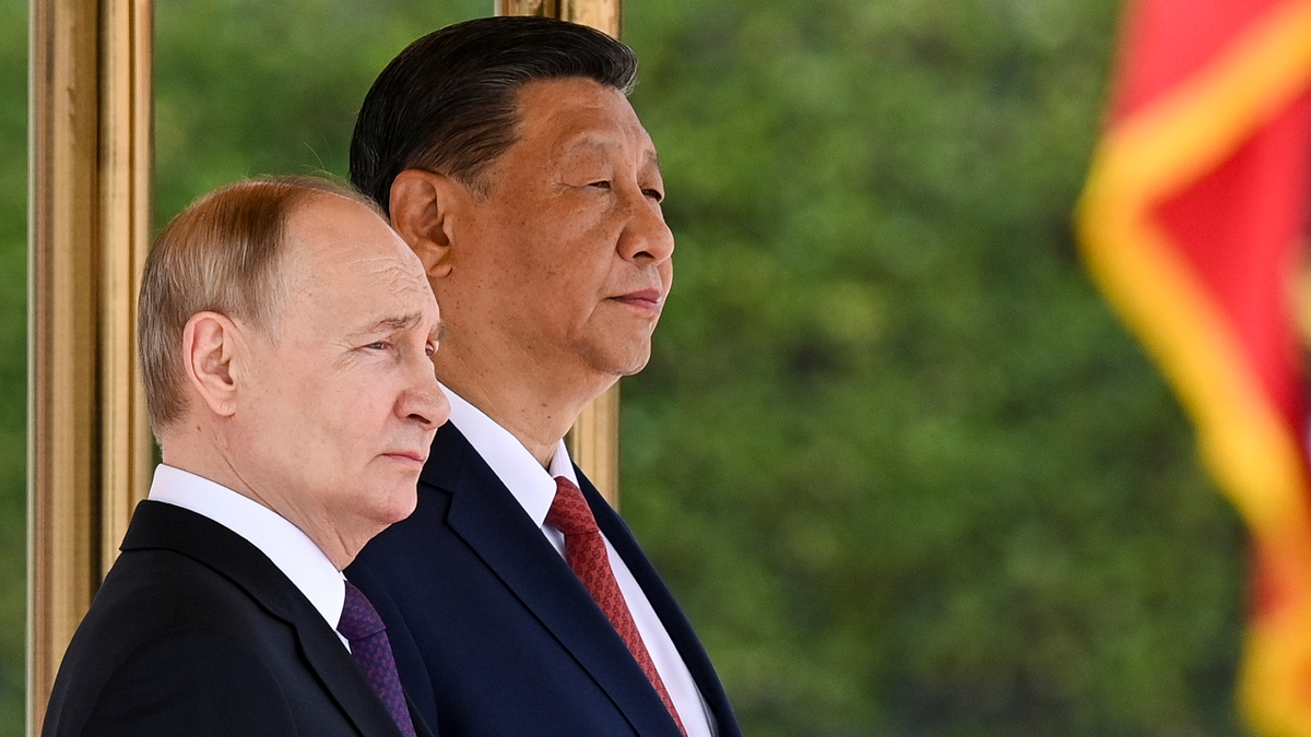 Kineski predsjednik Xi Jinping, desno i ruski predsjednik Vladimir Putin