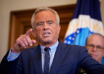 RFK Jr. izgleda na ploči koja odlučuje koji će propisi za HIV i rak biti besplatni: izvještaj
