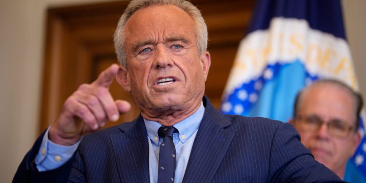 RFK Jr. izgleda na ploči koja odlučuje koji će propisi za HIV i rak biti besplatni: izvještaj