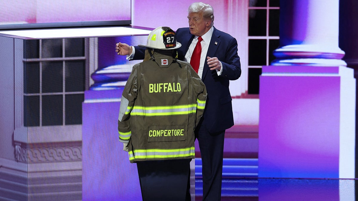 Donald Trump prihvaća kaput odlazne i kacige bivšeg volonterskog vatrogasnog postrojbe Buffalo Township COMERY COMPERATORE
