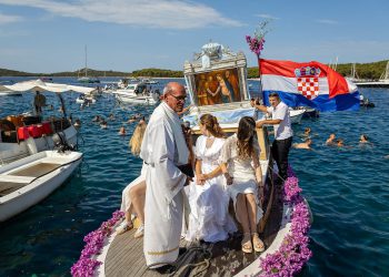 ROGOZNICA Povratak Gospine slike ispratili plivači i brodovi