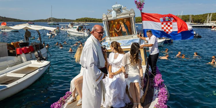 ROGOZNICA Povratak Gospine slike ispratili plivači i brodovi