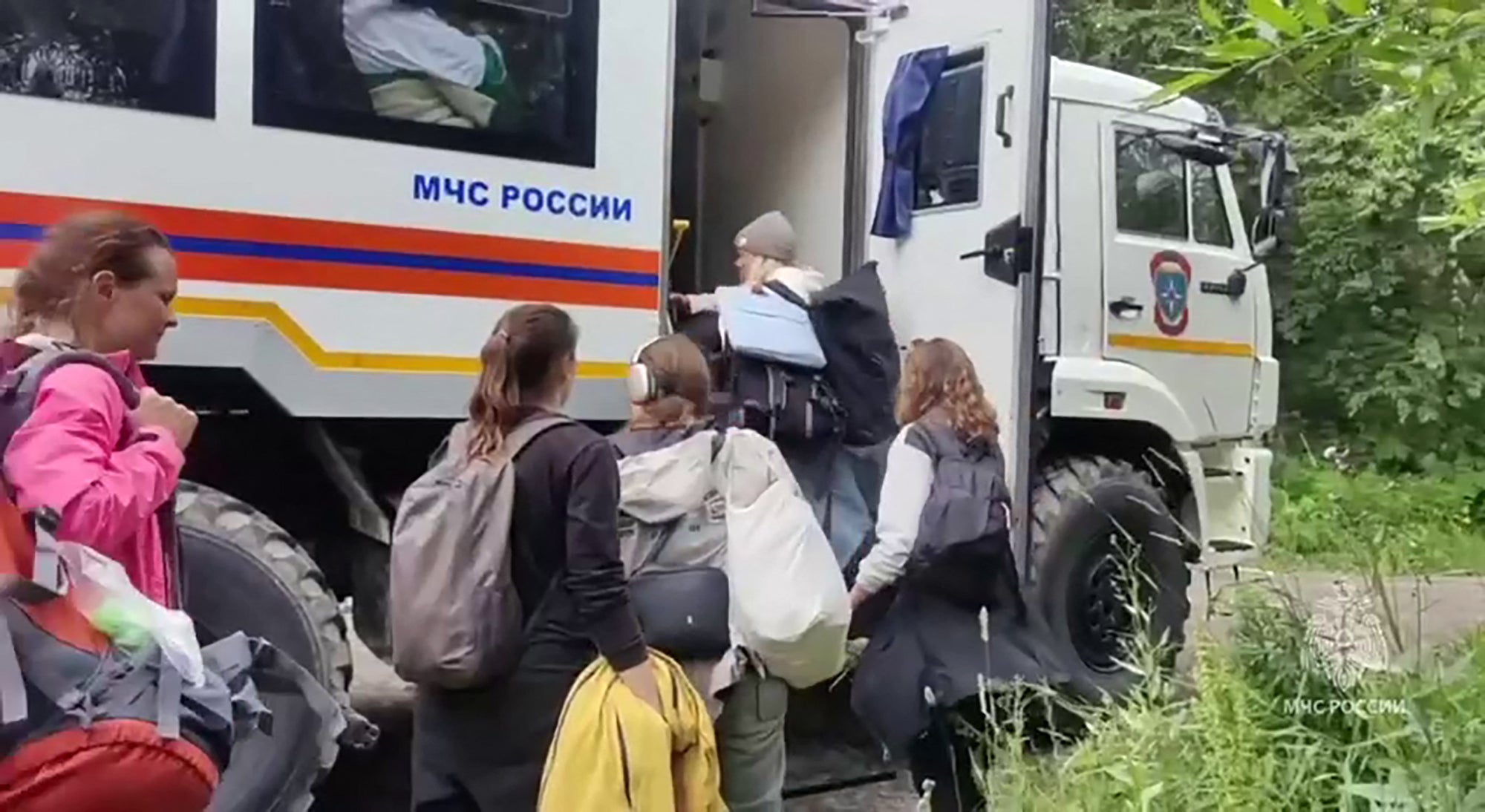 Spasioci evakuiraju ljude u ruskoj regiji Kamchatka