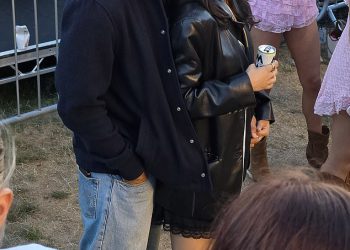 Rachel Zegler spakira na PDA s Mystery Man -om dok je par poljubac dok je gledala BST Hyde Park na glavi Sabrina Carpenter