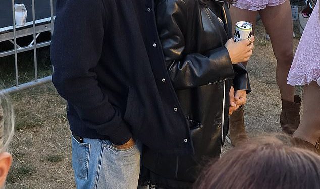 Rachel Zegler spakira na PDA s Mystery Man -om dok je par poljubac dok je gledala BST Hyde Park na glavi Sabrina Carpenter