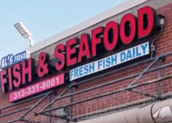 Radnici brze hrane slučajno ispaljuju pištolj nakon što su ga pronašli na podu i pucali u dva kupca