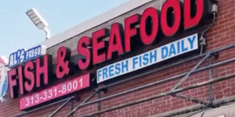 Radnici brze hrane slučajno ispaljuju pištolj nakon što su ga pronašli na podu i pucali u dva kupca