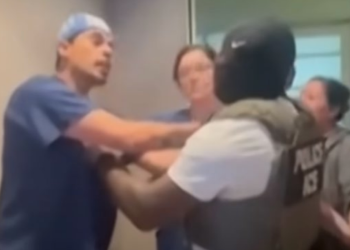 Radnici kirurškog centra optuženi za blokiranje leda od uhićenja imigranata koji su naletjeli na njihovu zgradu