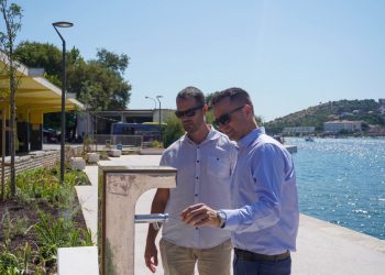 Radno ljeto u Trogiru: Otvorena dva nova dječja igrališta, dovršena šetnica do kamenog mosta, napreduje obnova parka Garagnin