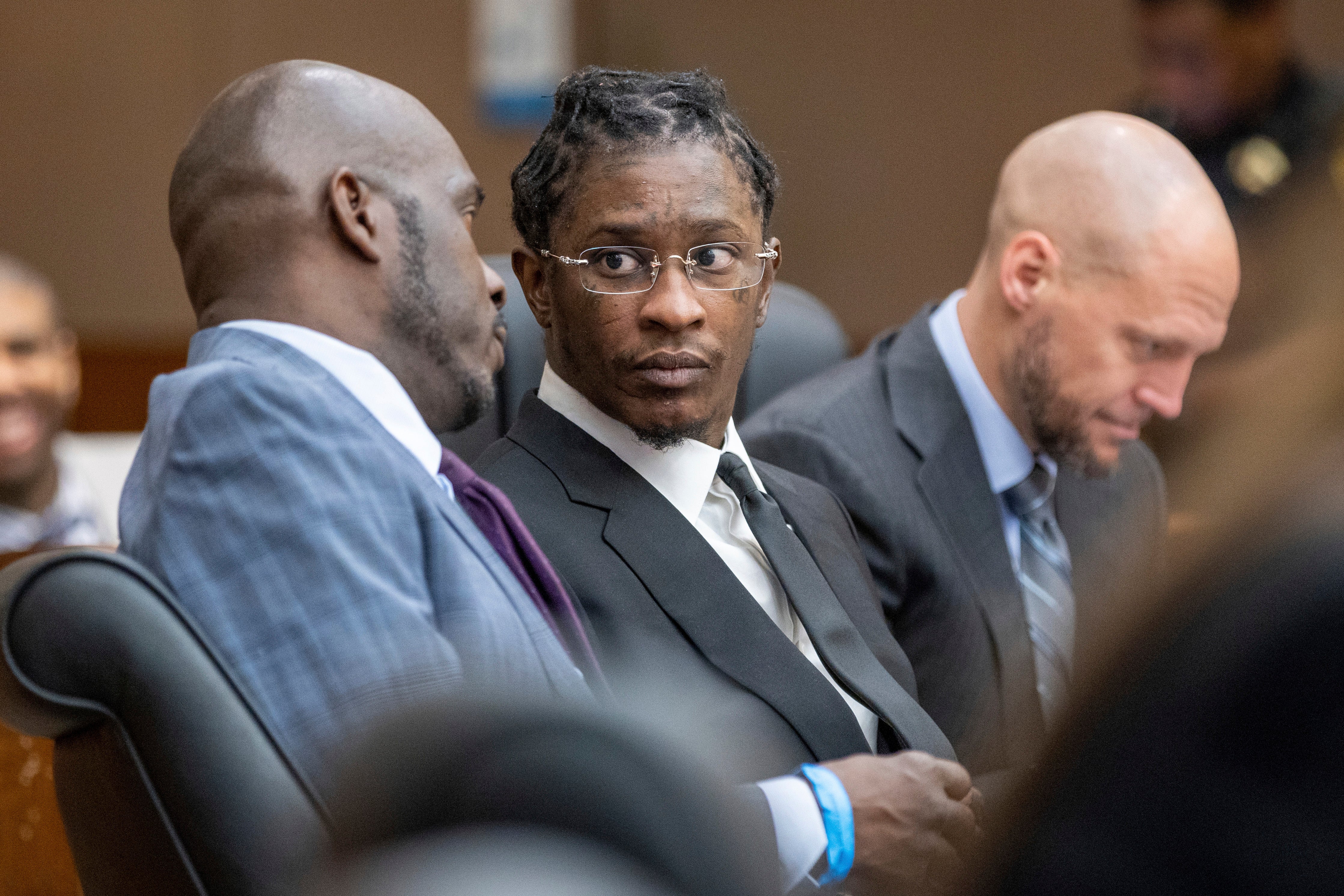 U povijesnom suđenju, tužitelji su naslikani repera Young Thug -a kao vođa zločinačke bande, koja je optužena za višestruke nasilne zločine, uključujući ubojstva, pucnjave i otpadanje