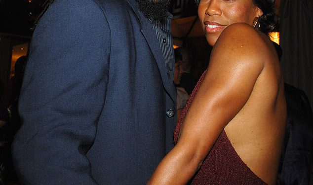 Regina King olovka Emotional Memorial Ex Malcolm-Jamal Warner nakon njegove šok smrti u 54
