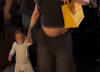 Rihanna Bares Baby Bull na rijetkom izlazu s neredom, jedan, nakon što je slučajno rod Ap Rockyja otkrio