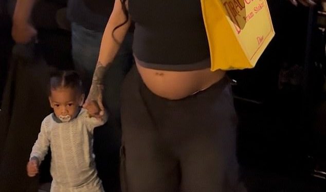 Rihanna Bares Baby Bull na rijetkom izlazu s neredom, jedan, nakon što je slučajno rod Ap Rockyja otkrio