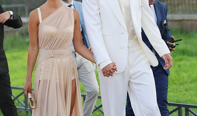 Rimski praznik Erling Haalanda: Man City Forward i zapanjujuća djevojka Isabel Johansen pohađaju zvjezdanu dolce & gabbana alta moda show