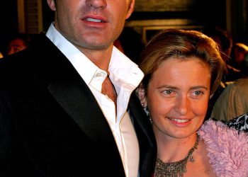 Rođen je u privilegiranom životu, ali iza kulisa obitelj Julian McMahon bila je slomljena nakon što ga je majka socijalistice ostavila sa dadiljom i prekinula veze sa sestrom