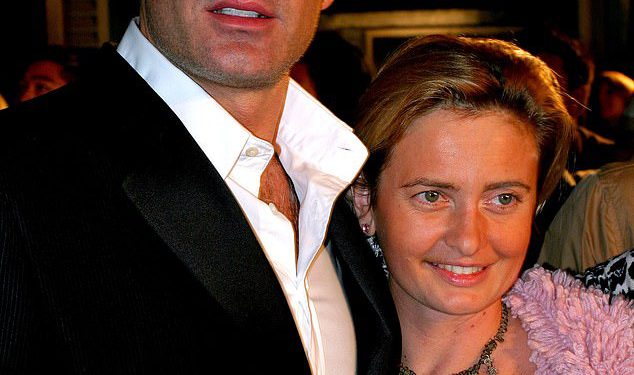 Rođen je u privilegiranom životu, ali iza kulisa obitelj Julian McMahon bila je slomljena nakon što ga je majka socijalistice ostavila sa dadiljom i prekinula veze sa sestrom