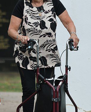 Roditelji Amy Winehouse Mitch i Janis izgledaju emotivno dok su joj na 14. godišnjicu njezine smrti posjećivali grob