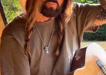 Romantika Elizabeth Hurley s Billyjem Rayom Cyrusom se pojačava dok provodi svoje prvo ljeto u Velikoj Britaniji na njenoj gomili od 6 milijuna funti