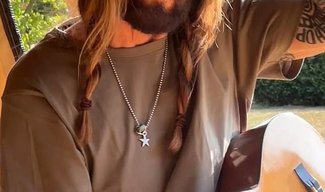 Romantika Elizabeth Hurley s Billyjem Rayom Cyrusom se pojačava dok provodi svoje prvo ljeto u Velikoj Britaniji na njenoj gomili od 6 milijuna funti