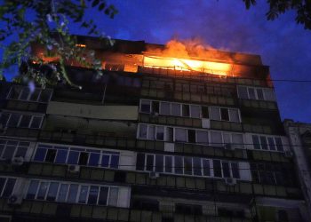 Rusija pogađa Kijev s više projektila i dronova, uzrokujući požare i ozlijedivši najmanje 10