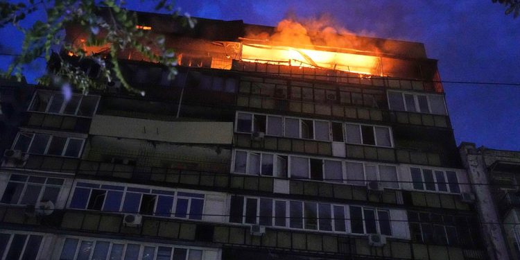 Rusija pogađa Kijev s više projektila i dronova, uzrokujući požare i ozlijedivši najmanje 10