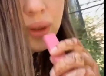 Ruski bokser iskrivi bijes nakon što je dao orangutansku vape – prije nego što ugroženi majmun reagira s ‘uznemirujućim ponašanjem’