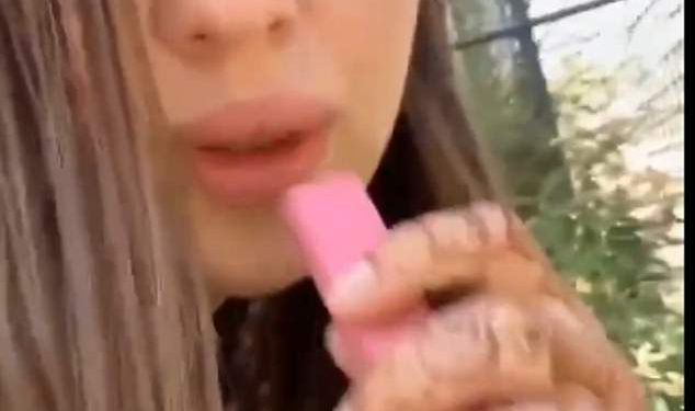 Ruski bokser iskrivi bijes nakon što je dao orangutansku vape – prije nego što ugroženi majmun reagira s ‘uznemirujućim ponašanjem’