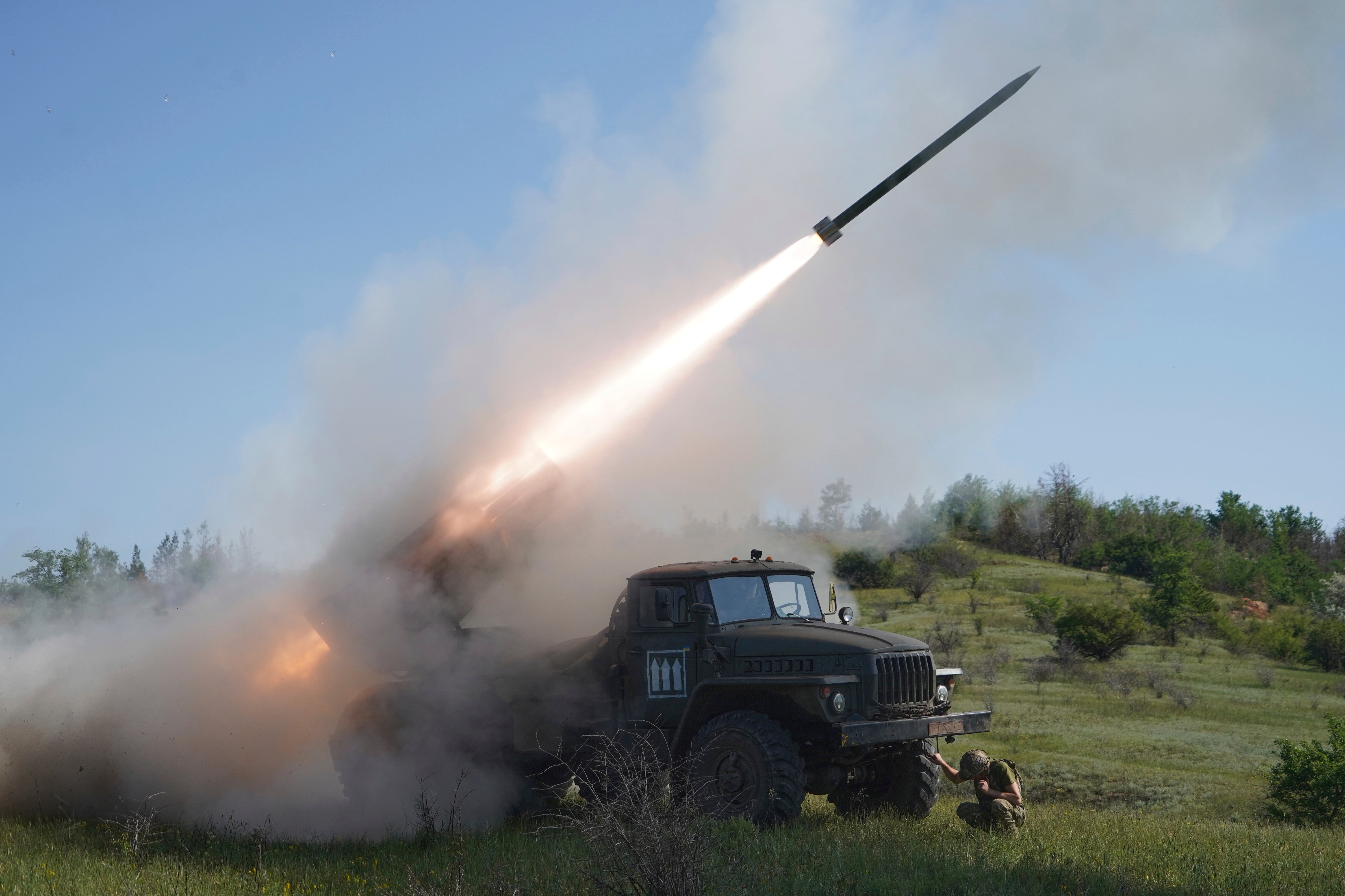 Vojnici Ukrajinske 30. odvojene mehanizirane brigade požar višestruko raketni bacač prema ruskim pozicijama na liniji u regiji Donjecsk 3. lipnja