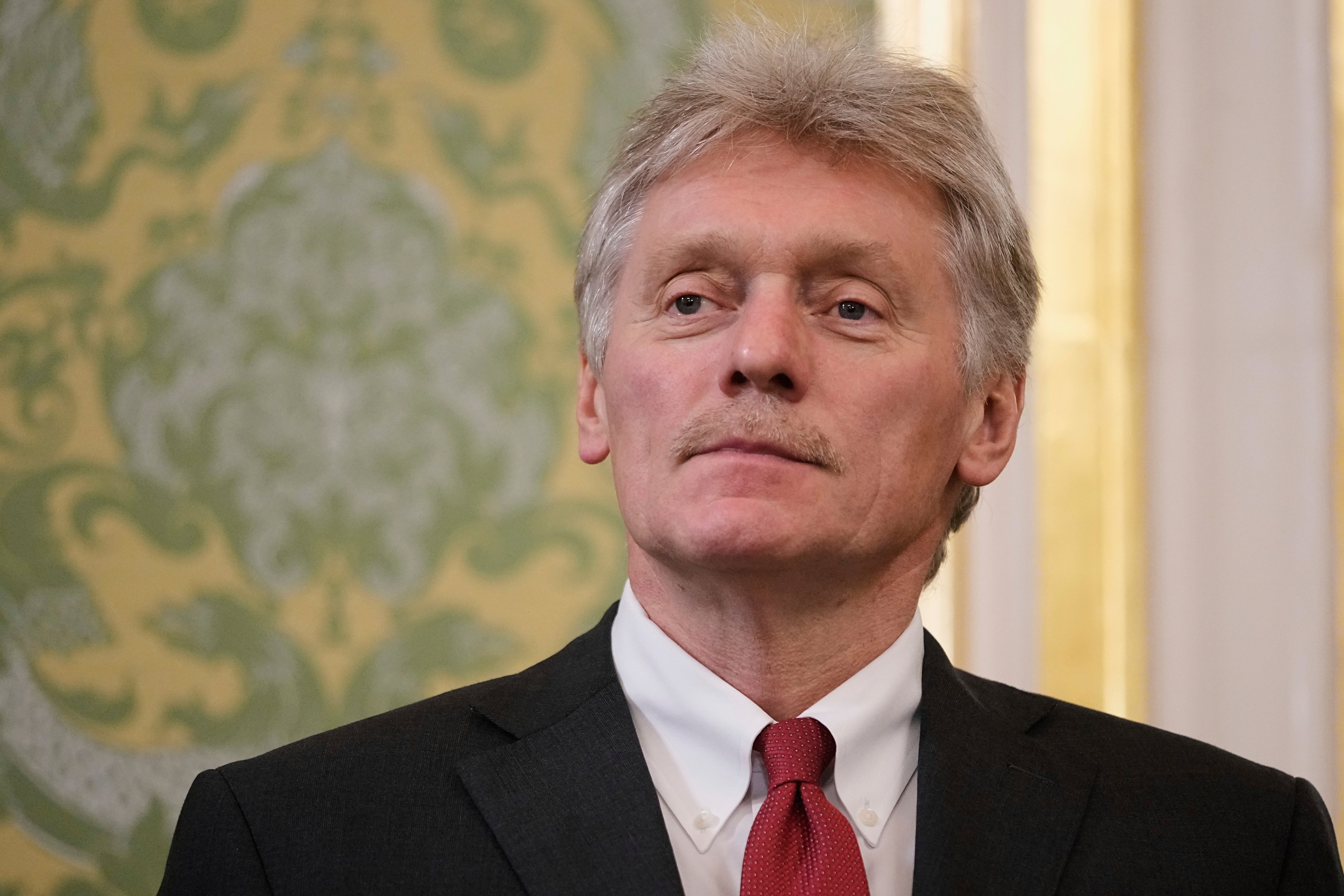 Glasnogovornik Kremlja Dmitrij Peskov čeka u palači Grand Kremlin u Kremlju u Moskvi