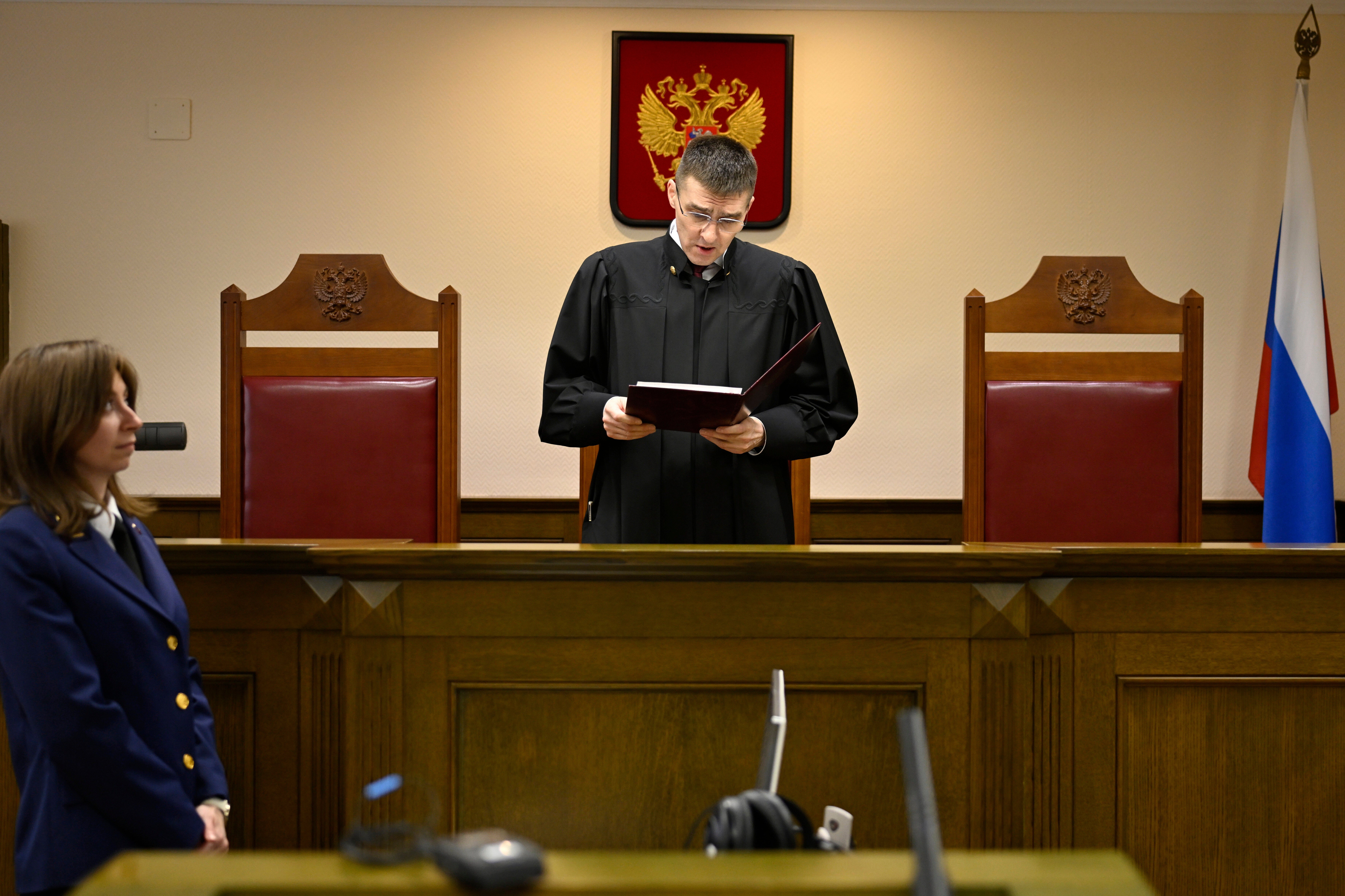 Ruski sudac Vrhovnog suda Oleg Nefyovov donosi presudu ukinuvši zabranu afganistanskih talibana, koji su prije više od dva desetljeća proglašeni terorističkom skupinom, u Moskvi, Rusija, 17. travnja, 2025. (AP Photo/Dmitriry Serebryakov, File)