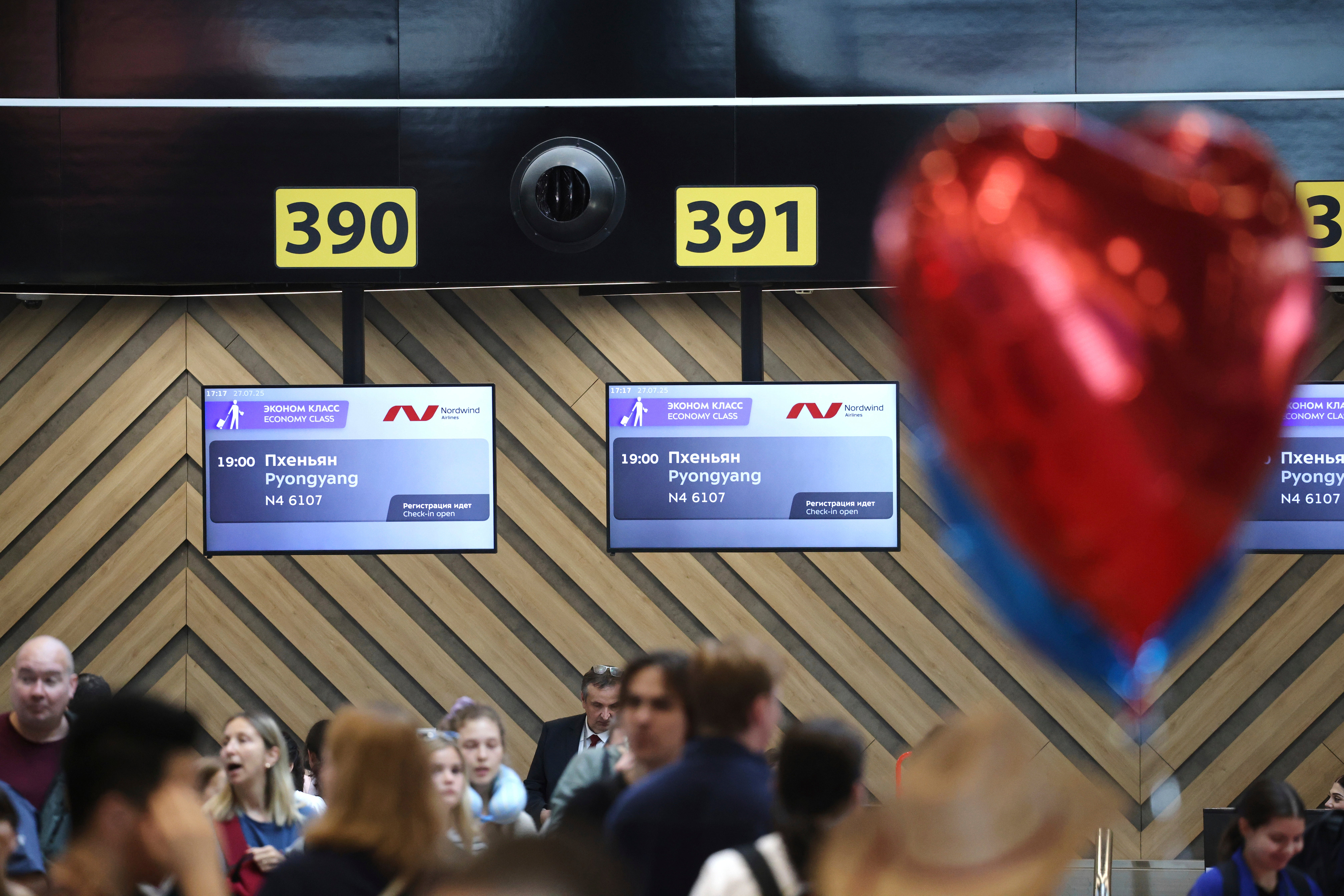Putnički sastav za prijavu za prvi let koji povezuje Moskvu i Pjongjangu na međunarodnoj zračnoj luci Moskva Sheremetyevo usred zagrijavanja između Rusije i Sjeverne Koreje izvan Moskve u Rusiji, nedjelja, 27. srpnja 2025. (AP fotografija)