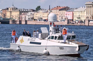 Ruski predsjednik Vladimir Putin, treći s lijeve strane, stoji na brodu Raptor tijekom posjeta Sankt Peterburgu na Dan mornarice