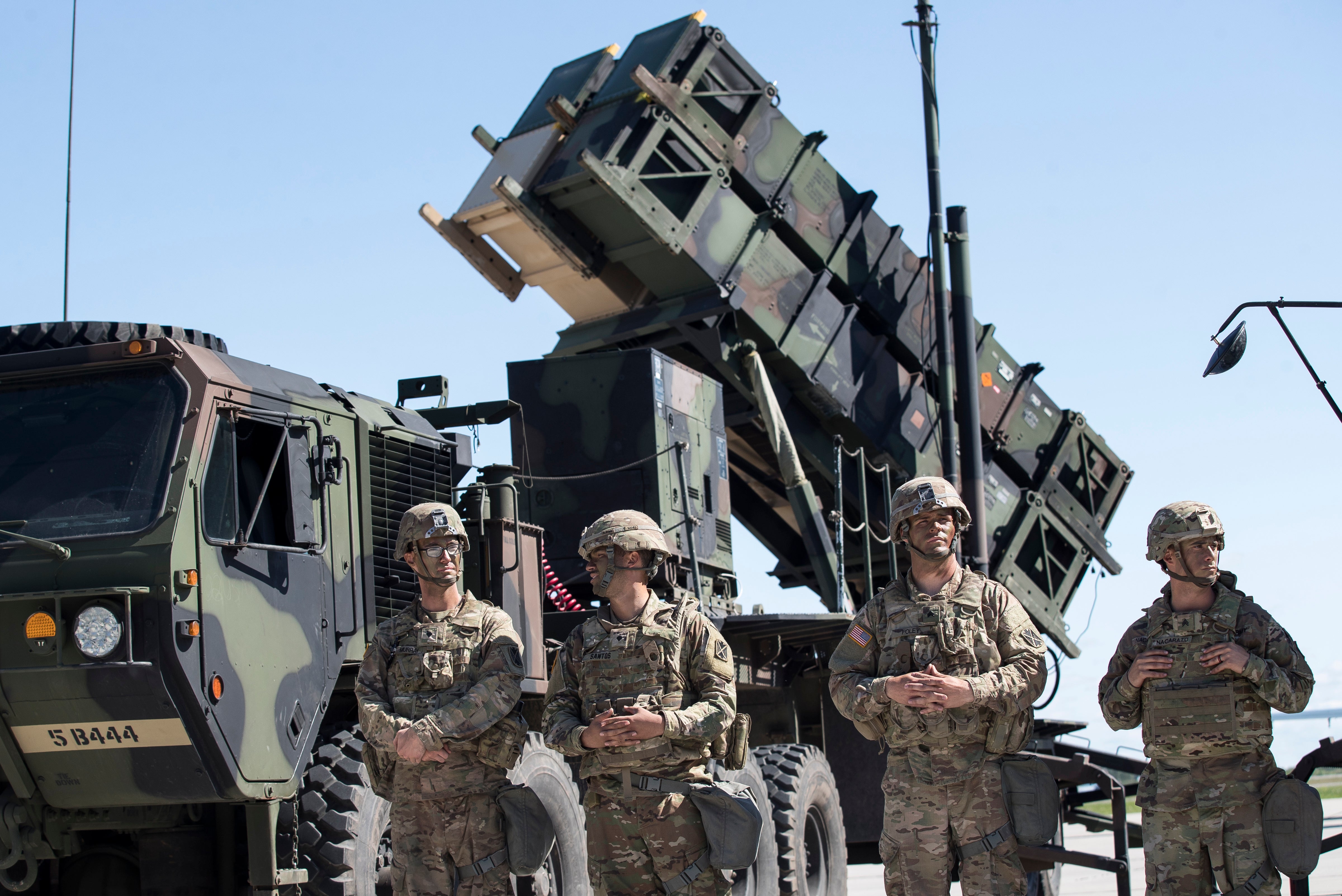 Pripadnici američke 10. armije i zapovjedništvo raketne obrane stoji pored raketne baterije s patriot-om za zrak tijekom vježbanja multinacionalne obrane NATO-a za multinacionalno tlo