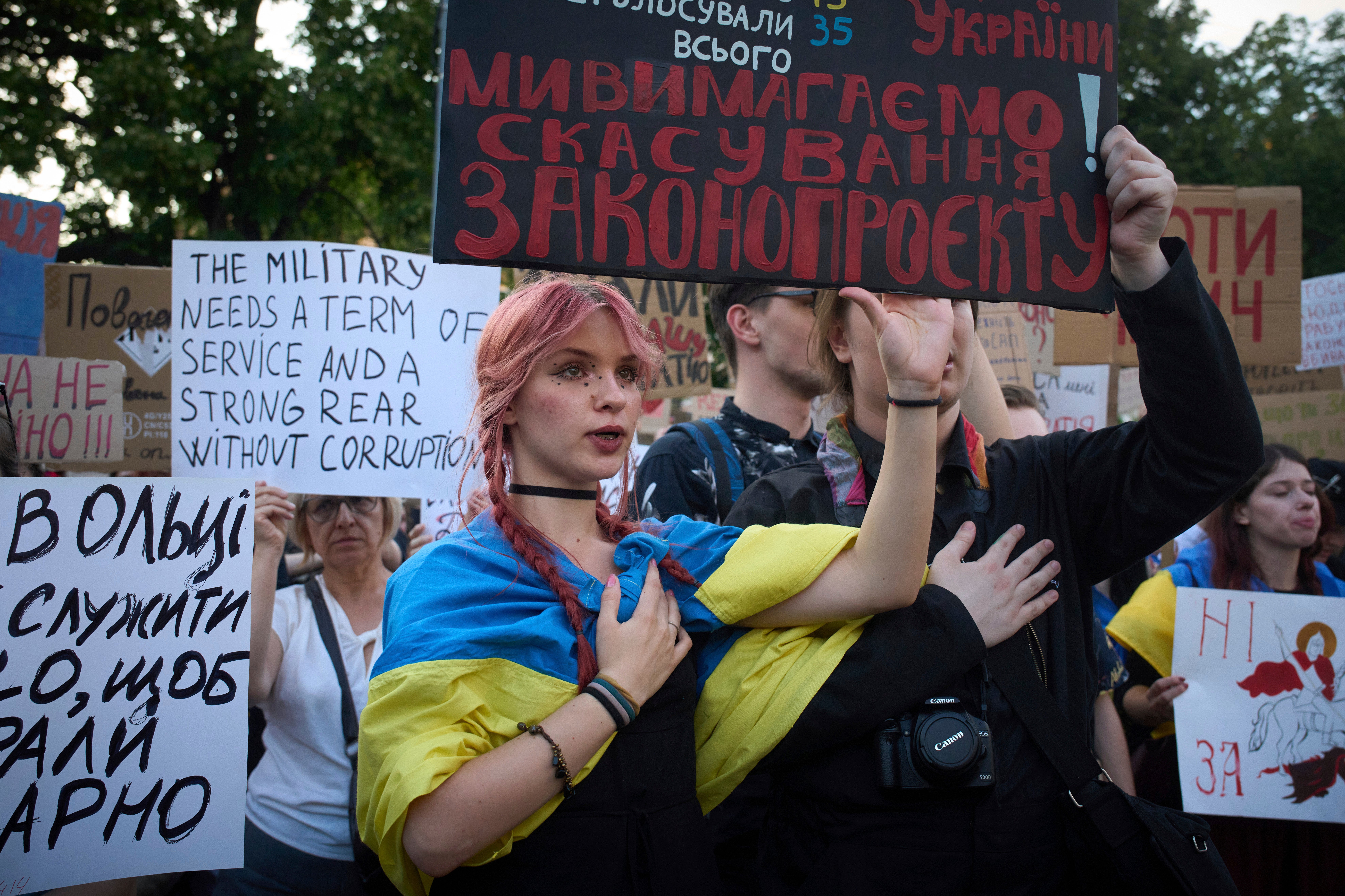 Demonstranti prosvjeduju protiv novog prijedloga zakona koji je predložio predsjednik Volodymyr Zelensky, vraćajući neovisnost antikorupcijskih agencija u Kijevu