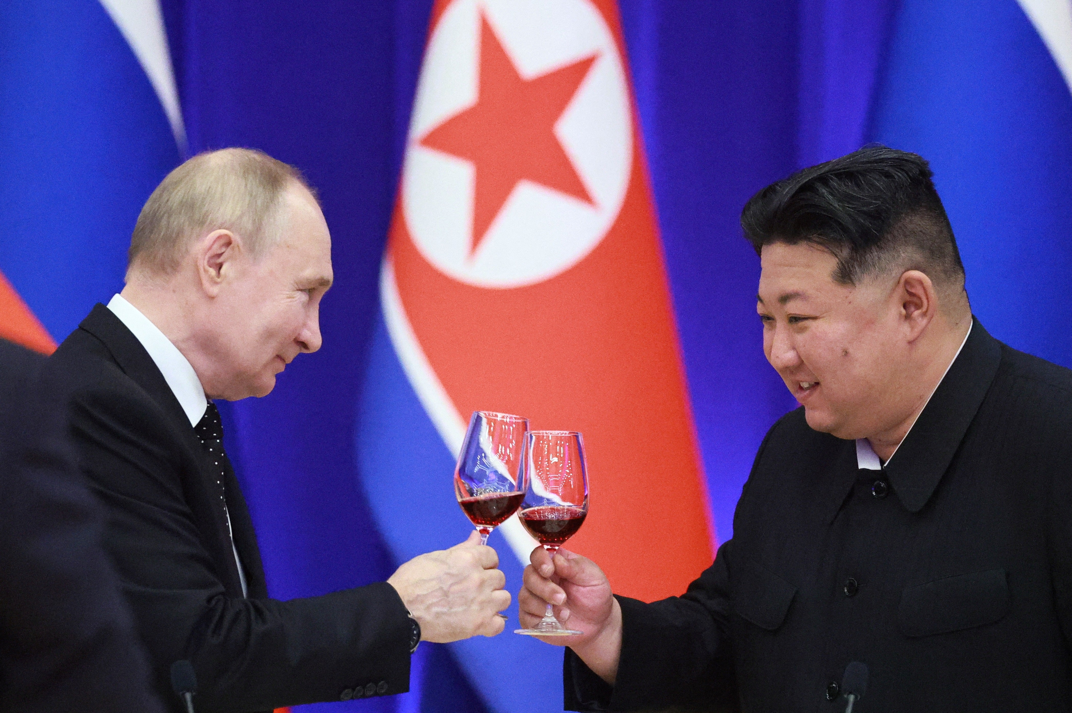 Ruski predsjednik Vladimir Putin i sjevernokorejski čelnik Kim Jong Un Toast tijekom prijema u kući Mongnangwan u Pyongyangu 19. lipnja 2024.