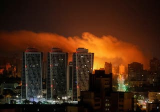 Eksplozija bespilotnih letjelica osvjetljava nebo nad gradom za vrijeme ruskog bespilotnih letjelica i raketnog udara u Kijevu