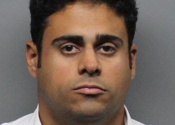 Rustom Bhagwagar identificiran kao Delta ko-pilot koji je uhićen u pilotskoj kabini zbog optužbi