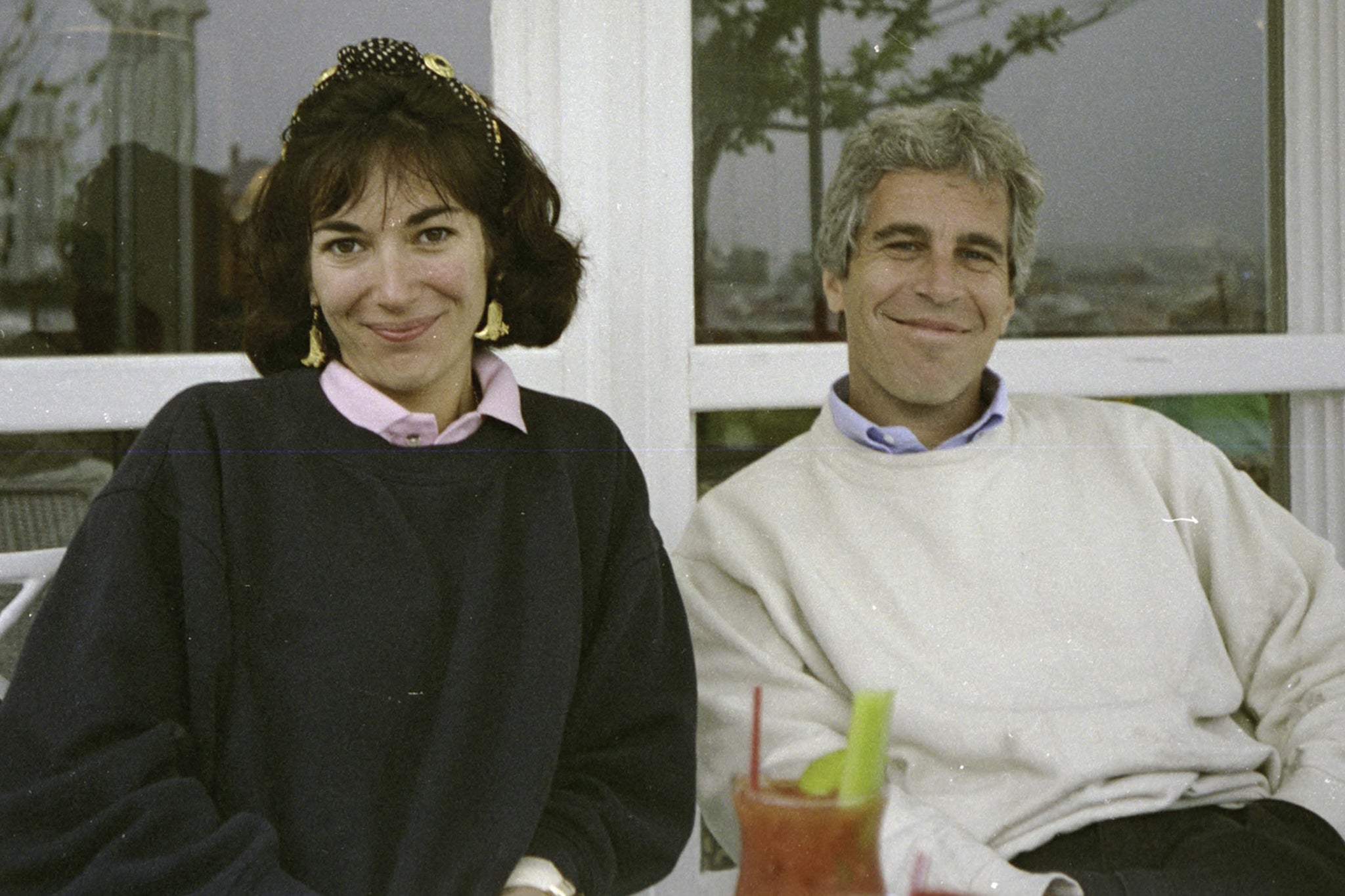 Osuđeni suradnik Epsteina Ghislaine Maxwell apelirao je na Vrhovni sud da poništi njezino uvjerenje, dok njezini odvjetnici nadaju se da će Trump izdavati pomilovanje