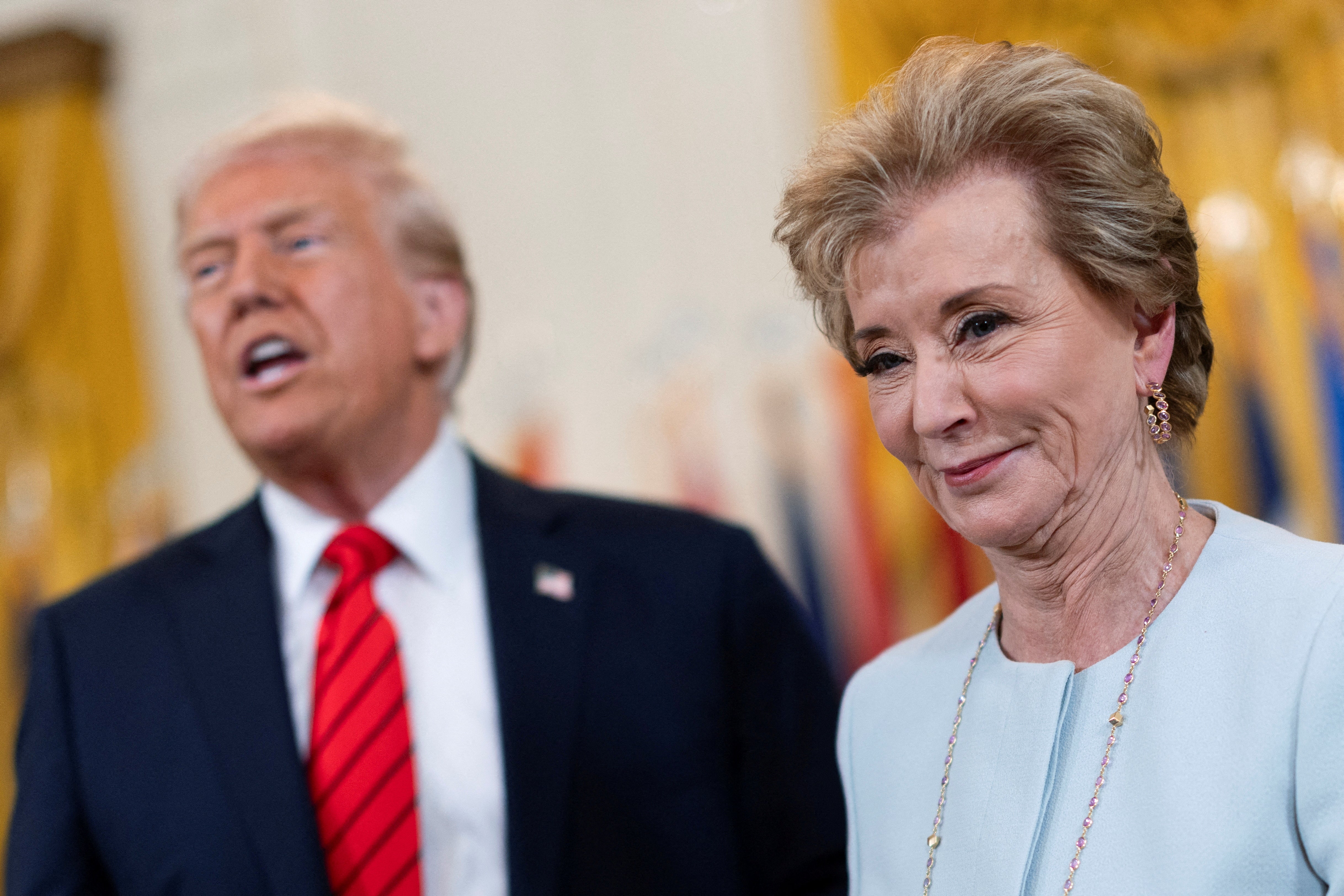Donald Trump s ministrom Ministarstva obrazovanja Linda McMahon. Administracija i ED tiho su najavili pauziranje programa oproštenja studentskog zajma - IBR - prema određenom planu otplate, bez objašnjenja
