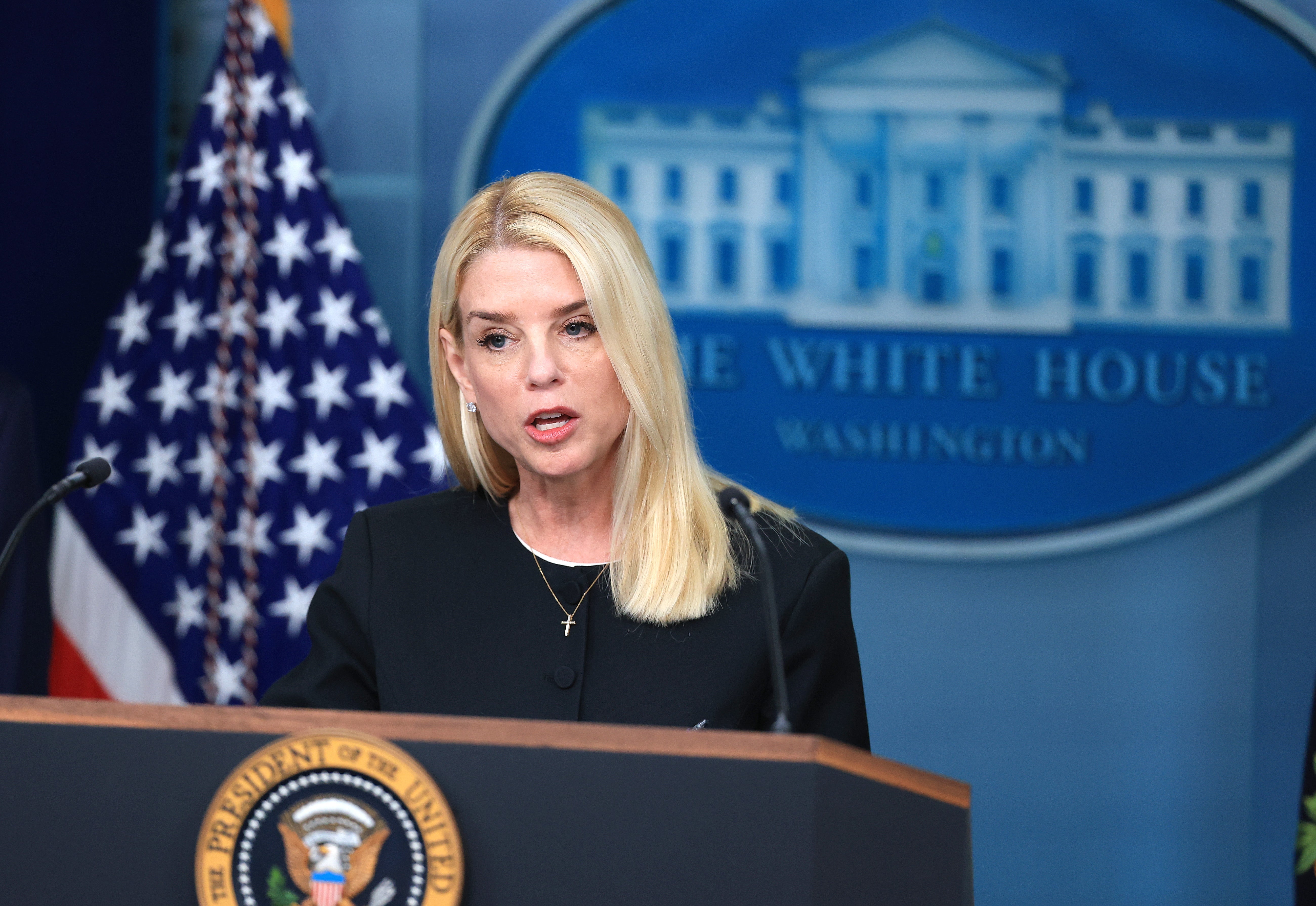 Glavni odvjetnik Pam Bondi tvrdio je da je FBI pregledao 'desetine tisuća' videozapisa koji su pokazali Epstein s maloljetnim ljudima