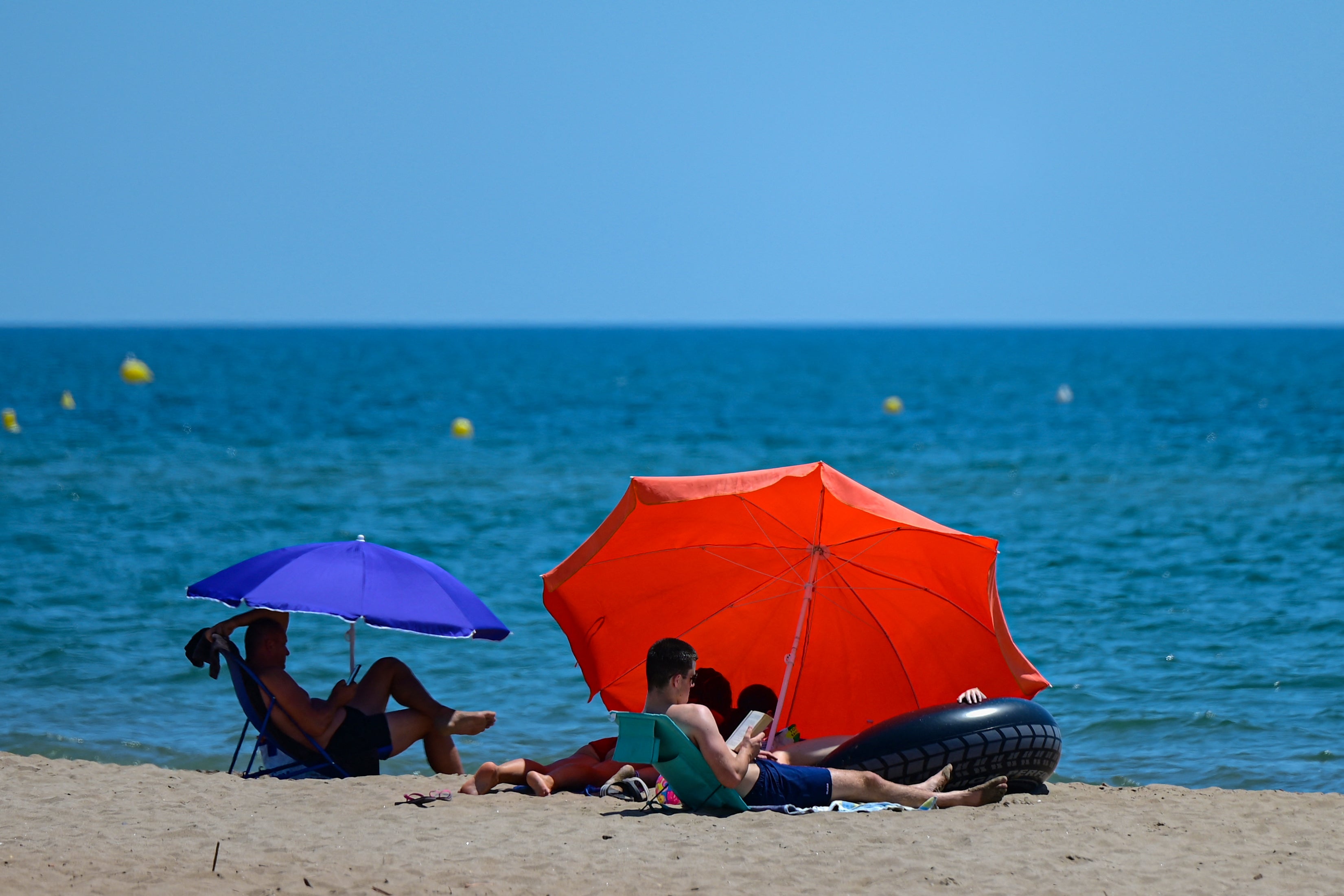 Plažari u Portiragnes-Plageu u blizini Marseillea u utorak, dok su temperature na kopnu porasle blizu 40C