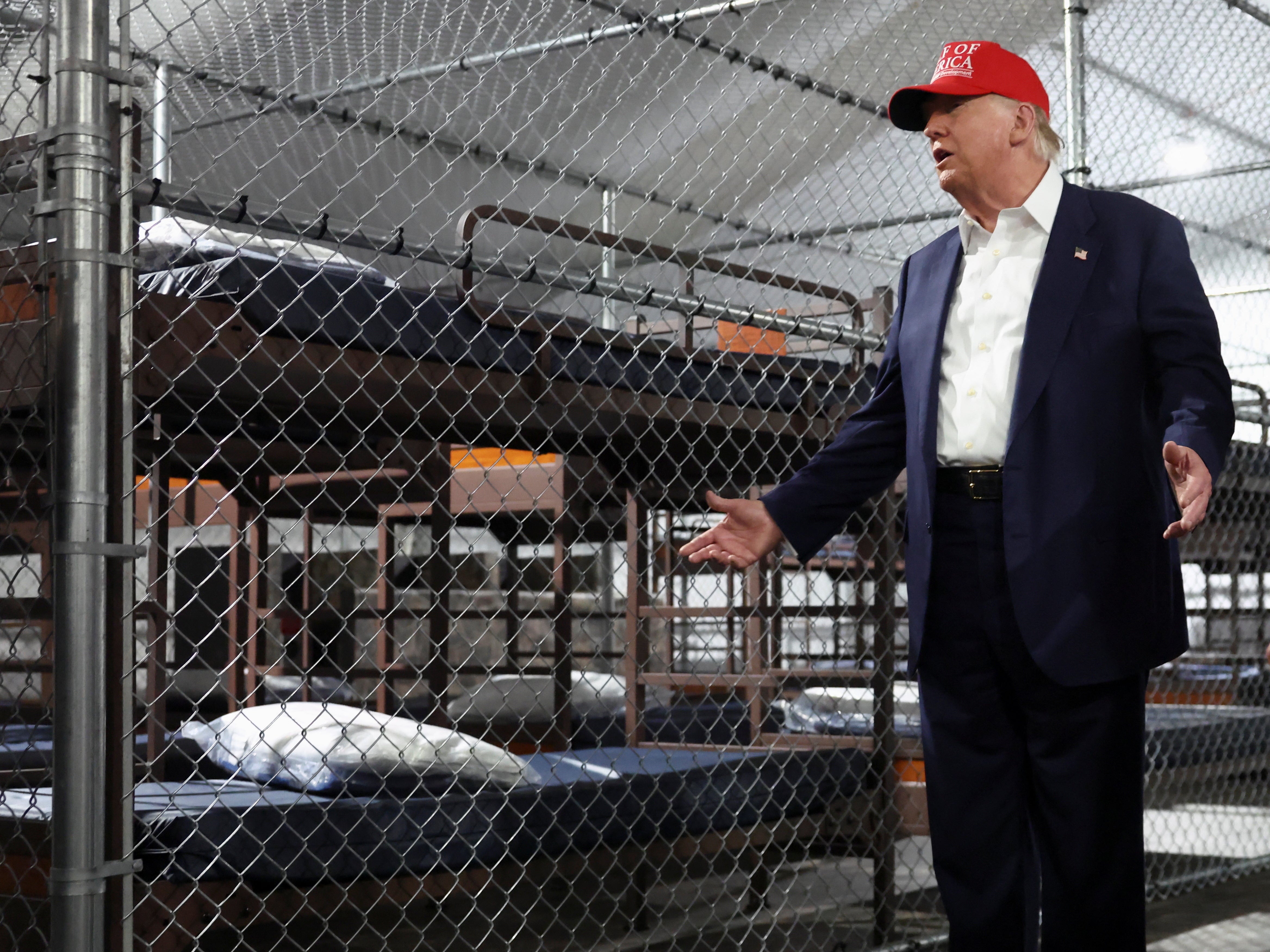 Predsjednik Donald Trump posjećuje privremeni pritvorski centar migranta, gdje tvrdi da bi se držali