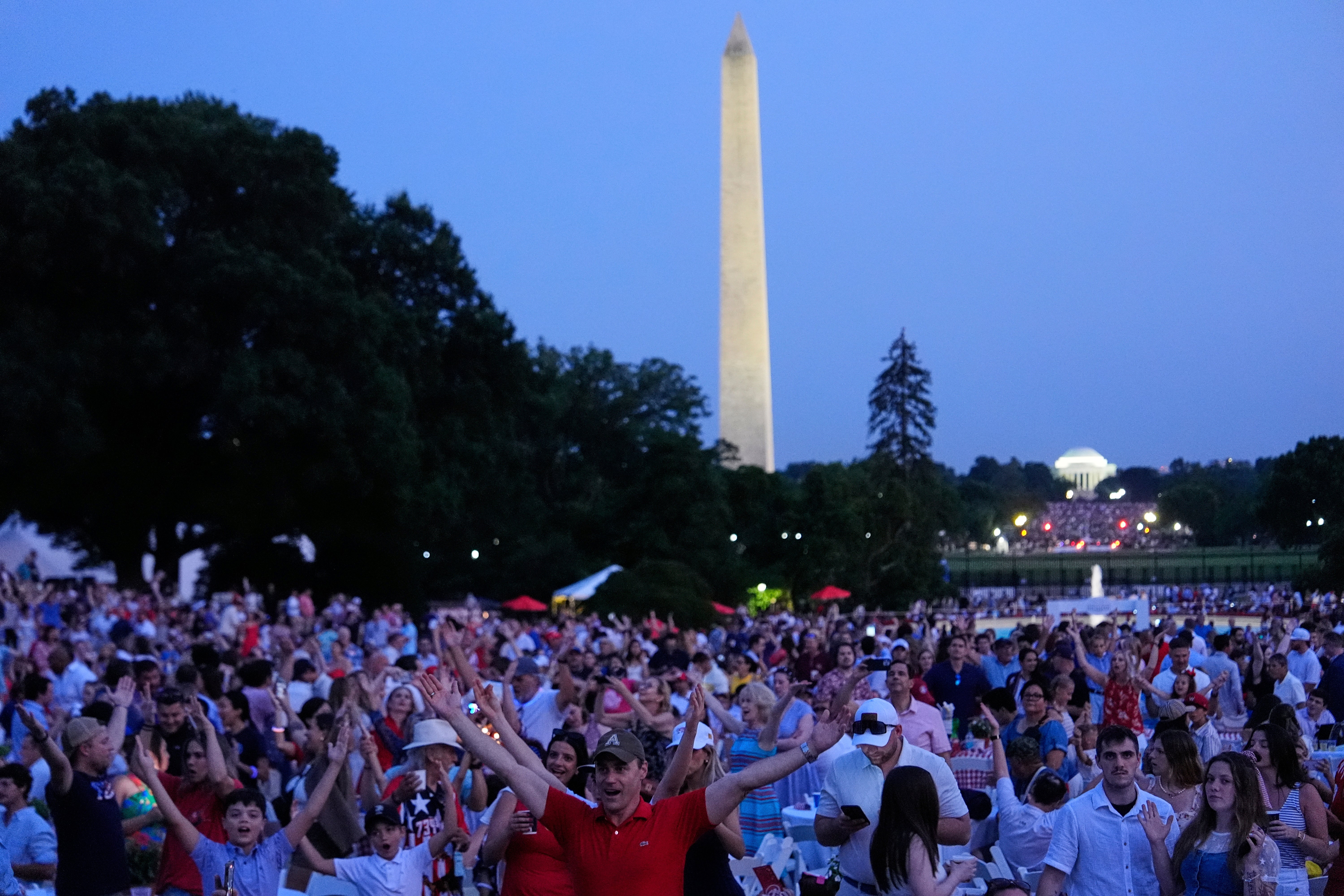 Ljudi plešu na pjesmu 'YMCA' na južnom travnjaku Bijele kuće ispred Washingtona, DC Dan Dana vatrometa