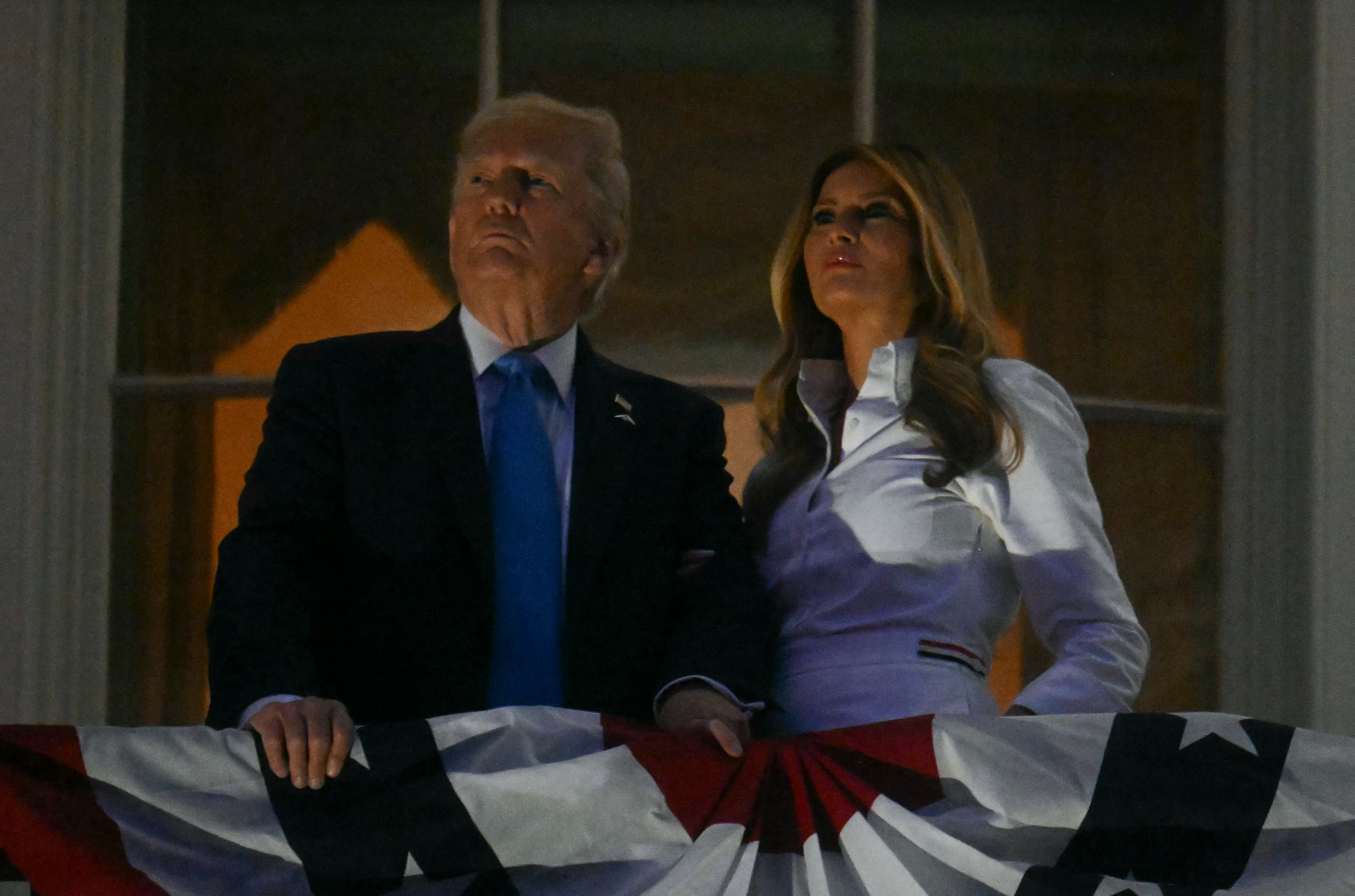 Predsjednik Donald Trump i prva dama Melania Trump gledaju vatromet Dana neovisnosti u Washingtonu, DC