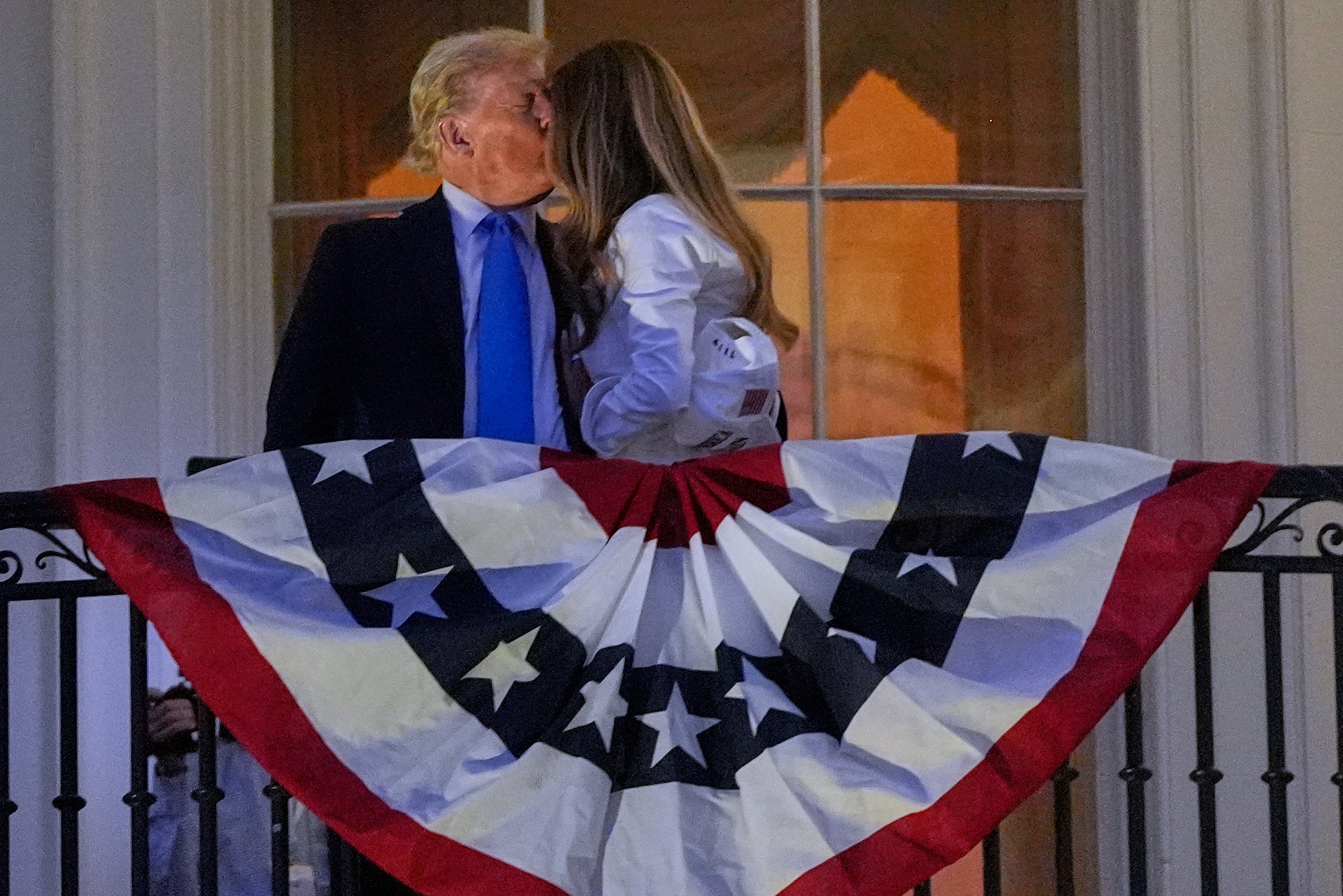Predsjednik Donald Trump i prva dama Melania Trump poljubaju dok gledaju vatromet Dana neovisnosti