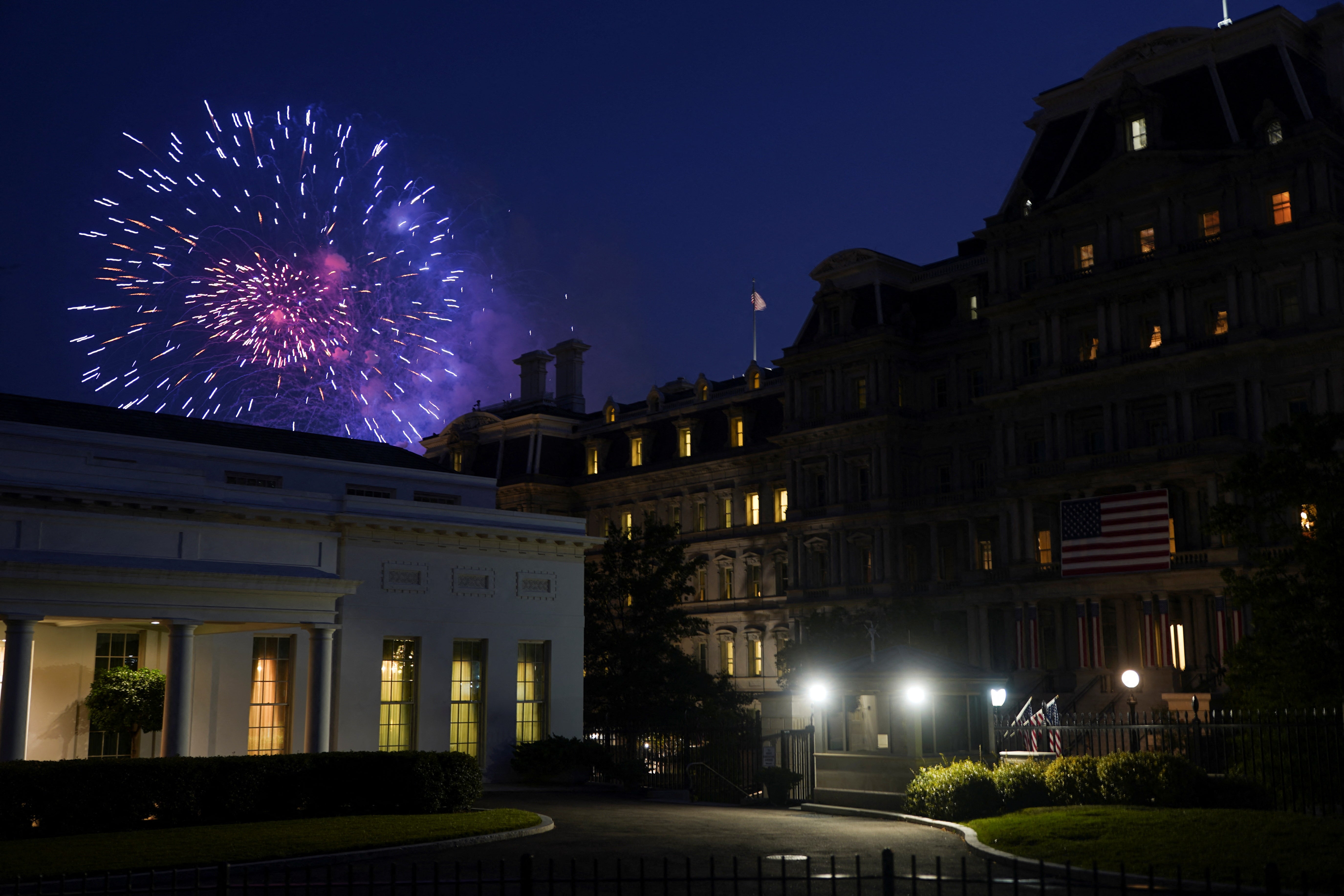 Vatromet eksplodira nad Bijelom kućom u Washingtonu, DC